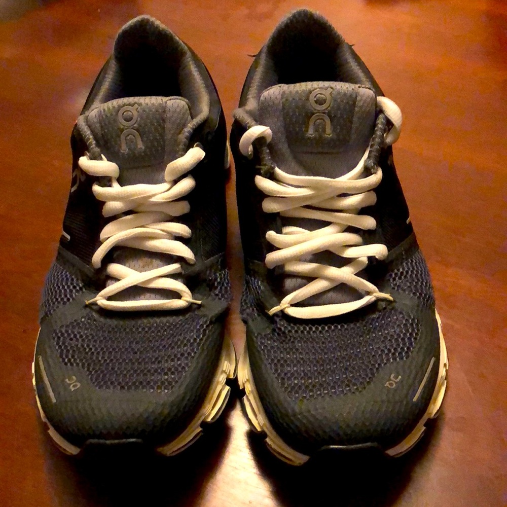 On Cloud cloud flyer comfortable running shoes GUC size 9 mens